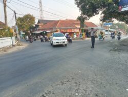 Polsek Sukahaji Beri Pelayanan dan Tingkatkan Keselamatan di Perempatan Sukahaji