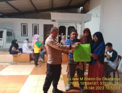 Bhabinkamtibmas Polsek Tanjungmedar Polres Sumedang Memantau Penyaluran Bantuan Pangan untuk Keluarga Rawan Stunting