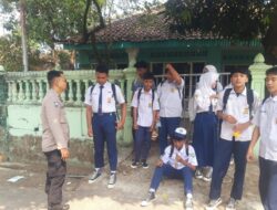 Bhabinkamtibmas Polsek Tomo Polres Sumedang Berperan Aktif Cegah Aksi Perundungan dikalangan Pelajar Dengan Sambangi Sekolah