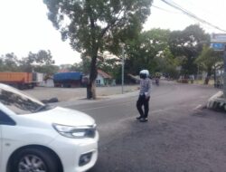 Polsek Tomo Laksanakan Pengaturan Lalu Lintas Sebagai Bentuk Pelayanan Kepada Masyarakat 