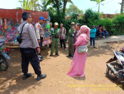 Anggota Polsek Tanjungmedar Polres Sumedang Polda Jabar Tingkatkan Keamanan dengan Patroli Jalan Kaki