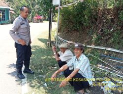 Anggota Polsek Tanjungmedar Polres Sumedang Polda Jabar Tingkatkan Keamanan dengan Patroli Jalan Kaki