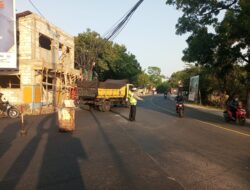 Pengaturan Lalu – lintas Bentuk Pelayanan Personel Polsek Tomo Kepada Masyarakat Sumedang