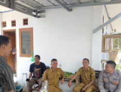 Panit Binmas Polsek Tomo Polres Sumedang Sambangi Kantor Desa Cipeles