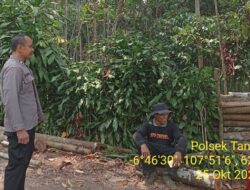 Anggota Polsek Tanjungmedar Polres Sumedang  Tingkatkan Keamanan dengan Patroli Jalan Kaki