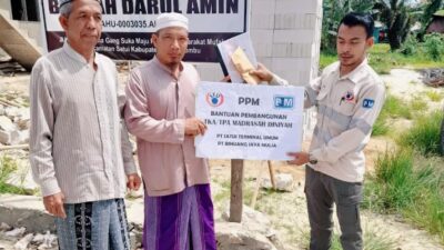 PT STU Berikan Bantuan Sosial Pembangunan TKA-TPA Madrasah Diniah Desa Sungai Cuka Satui
