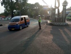 Polsek Tomo Laksanakan Pengaturan Lalu Lintas Sebagai Bentuk Pelayanan Kepada Masyarakat