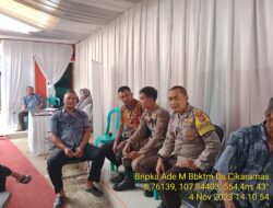 Bhabinkamtibmas Polsek Tanjungmedar Polres Sumedang Bripka Ade Mulyana melaksanakan giat pengamanan hiburan pernikahan