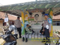 Anggota Polsek Tanjungmedar Polres Sumedang Polda Jabar Tingkatkan Keamanan dengan Patroli Jalan Kaki