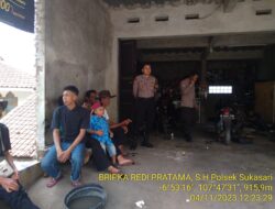 kapolsek sukasari beserta anggota unit samapta melaksanakan patroli jalan kaki dengan memberi himbauan kamtibmas sebagai langkah preventif demi terciptanya situasi kondusif