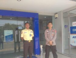 POLSEK TOMO POLRES SUMEDANG TINGKATKAN KEAMANAN DAN KETERTIBAN DENGAN PATROLI JALAN KAKI