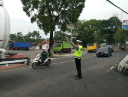 Polsek Tomo Laksanakan Pengaturan Lalu Lintas Sebagai Bentuk Pelayanan Kepada Masyarakat Pengguna Jalan Raya
