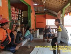 Polres Sumedang, Kunjungi rumah warga desa binaan, bhabinkamtibmas anjangsana memberikan himbauan kamtibmas
