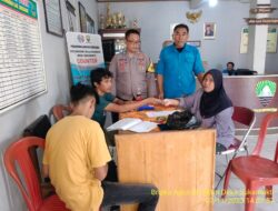 Bripka Agus Sukmana Bhabinkamtibmas Polsek Tanjungmedar Polres Sumedang Pantau Pencairan Tunai PKH di Desa Sukamukti