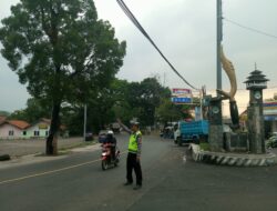 Personel Polsek Tomo Laksanakan Pengaturan Lalu Lintas Sebagai Bentuk Pelayanan Kepada Masyarakat Pengguna Jalan Raya