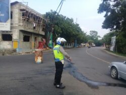 Personel Lantas Polsek Tomo Polres Sumedang Rutin laksanakan Penjagaan dan Pengaturan Lalin dipertigaan Cijelag – Tomo