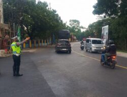 Demi Terciptanya Keamanan dan Kelancaran Lalu – lintas, Panit Lantas Polsek Tomo Aipda Dian K. Laksanakan Penjagaan dan Pengaturan dipertigaan Cijelag – Tomo
