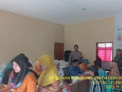 Bhabinkamtibmas Desa Wargaluyu Monitoring giat Pendistribusian Beras Bantuan dari Badan Pangan Nasional (BPN) kepada Warga Masyarakat Desa Wargaluyu Kecamatan Tanjungmedar Kabupaten Sumedang.