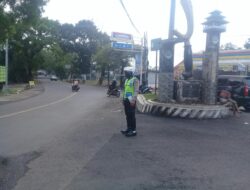 Polsek Tomo Polres Sumedang Rutin laksanakan Penjagaan dan Pengaturan Lalin dipertigaan Cijelag – Tomo