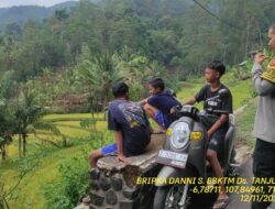 Piket Polsek Tanjungmedar Polres Sumedang Polda Jabar Tingkatkan Keamanan dengan Patroli Jalan Kaki