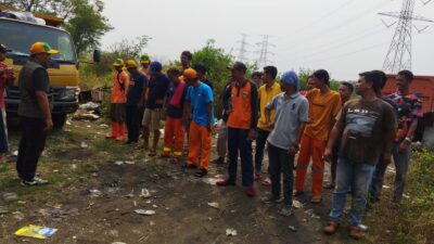 DLH Kab. Bekasi Bersama KarangTaruna Dan Pemuda Pancasila Angkut Tumpukan Sampah Di Kelurahan Kebalen 