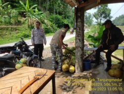 Piket Polsek Tanjungmedar Polres Sumedang Polda Jabar Tingkatkan Keamanan dengan Patroli Jalan Kaki