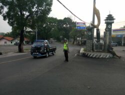 Satuan Lalu – Lintas Polsek Tomo Polres Sumedang Laksanakan Pengaturan Lalu Lintas Sebagai Bentuk Pelayanan Kepada Masyarakat Pengguna Jalan Raya