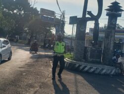 Demi Terciptanya Keamanan dan Kelancaran Lalu – lintas, Panit Lantas Polsek Tomo Aipda Dian K. Laksanakan Penjagaan dan Pengaturan dipertigaan Cijelag – Tomo