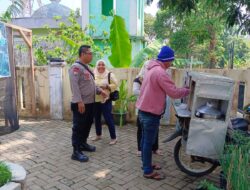 Anggota Polsek Tanjungmedar Polres Sumedang Polda Jabar Tingkatkan Keamanan dengan Patroli Jalan Kaki