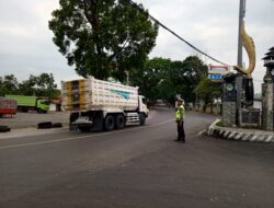 Personel Lalu – Lintas Polsek Tomo Polres Sumedang Laksanakan Pengaturan Lalu Lintas Sebagai Bentuk Pelayanan Kepada Masyarakat Pengguna Jalan Raya