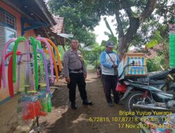 Piket Polsek Tanjungmedar Polres Sumedang Polda Jabar Tingkatkan Keamanan dengan Patroli Jalan Kaki