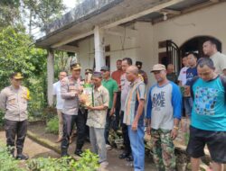 Waka Polres Pagar Alam Melakukan Kunjungan Kepada Korban Angin Pitung Beliung Di Dusun Pagardin