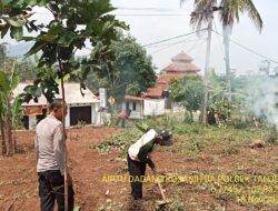 Piket Polsek Tanjungmedar Polres Sumedang Polda Jabar Tingkatkan Keamanan dengan Patroli Jalan Kaki