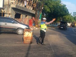 Panit Lantas Polsek Tomo Polres Sumedang Laksanakan Pengaturan Lalu Lintas Sebagai Bentuk Pelayanan Kepada Masyarakat Pengguna Jalan Raya