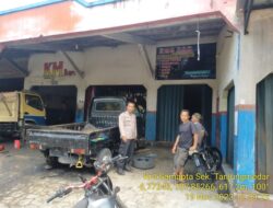 Polsek Tanjungmedar Polres Sumedang cegah gangguan kamtibmas dengan Patroli Jalan Kaki