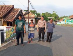 Personel Samapta Polsek Tomo Polres Sumedang Tingkatkan Keamanan dan Ketertiban Dengan Patroli Jalan Kaki