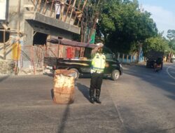 Demi Terciptanya Keamanan dan Kelancaran Lalu – lintas, Panit Lantas Polsek Tomo Aipda Dian K. Laksanakan Penjagaan dan Pengaturan dipertigaan Cijelag – Tomo