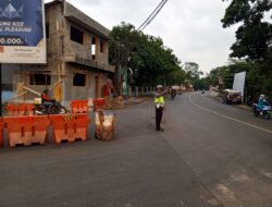 Personel Lalu – Lintas Polsek Tomo Polres Sumedang Laksanakan Pengaturan Lalu Lintas Sebagai Bentuk Pelayanan Kepada Masyarakat Pengguna Jalan Raya