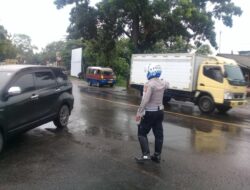 Satuan Lalu Lintas Polsek Tomo Polres Sumedang Rutin laksanakan Penjagaan dan Pengaturan Lalin.