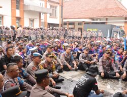 Kapolres Majalengka Duduk Bersama Pengunjuk Rasa di Tengah Hujan, Perjuangan Tetap Berlanjut