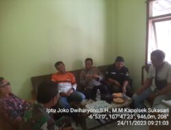 Polsek Sukasari melaksanakan kegiatan Jumat Curhat dalam rangka Program Quick Wins Presisi di wilayah Desa Banyuresmi Kecamatan Sukasari Kabupaten Sumedang.