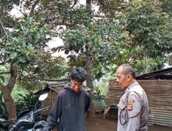 Piket Polsek Tanjungmedar Polres Sumedang Polda Jabar Tingkatkan Keamanan dengan Patroli Jalan Kaki