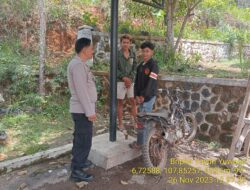 Piket Polsek Tanjungmedar Polres Sumedang Polda Jabar Tingkatkan Keamanan dengan Patroli Jalan Kaki