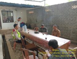 Sinergitas TNI/POLRI, Kapolsek Tanjungmedar Polres Sumedang bersama Danposramil melaksanakan sambang kepada warga masyarakat