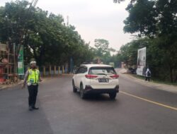 Demi Terciptanya Keamanan dan Kelancaran Lalin Panit Lantas Polsek Tomo Laksanakan Penjagaan dan Pengaturan dipertigaan Cijelag – Tomo