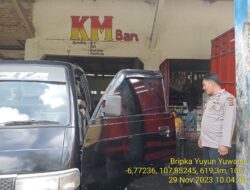 Piket Polsek Tanjungmedar Polres Sumedang Polda Jabar Tingkatkan Keamanan dengan Patroli Jalan Kaki