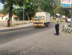 Panit Lantas Polsek Tomo Aipda Dian K. Laksanakan Penjagaan dan Pengaturan dipertigaan Cijelag – Tomo