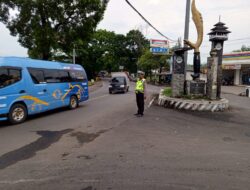 Personel Lalu – Lintas Polsek Tomo Polres Sumedang Laksanakan Pengaturan Lalu Lintas Sebagai Bentuk Pelayanan Kepada Masyarakat Pengguna Jalan Raya