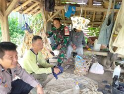 Sinergitas TNI – Polri Silaturahmi Kamtibmas Kepada Warga Desa Jembarwangi Kecamatan Tomo Kabupaten Sumedang