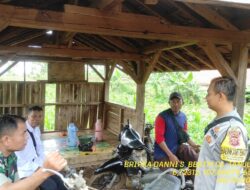 Bripka Dani Santika Bhabinkamtibmas Polsek Tanjungmedar Polres Sumedang bersama Babinsa laksanakan silaturahmi kamtibmas